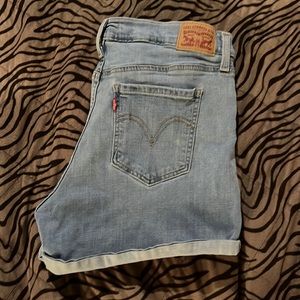 Levi’s mid length shorts size 32